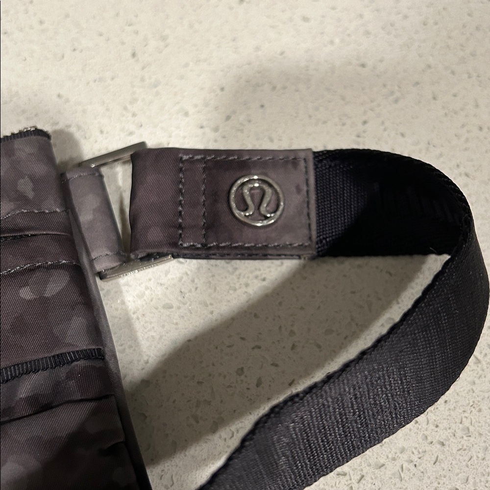 Lululemon Everywhere Camo Belt Bag - Picture 9 of 14